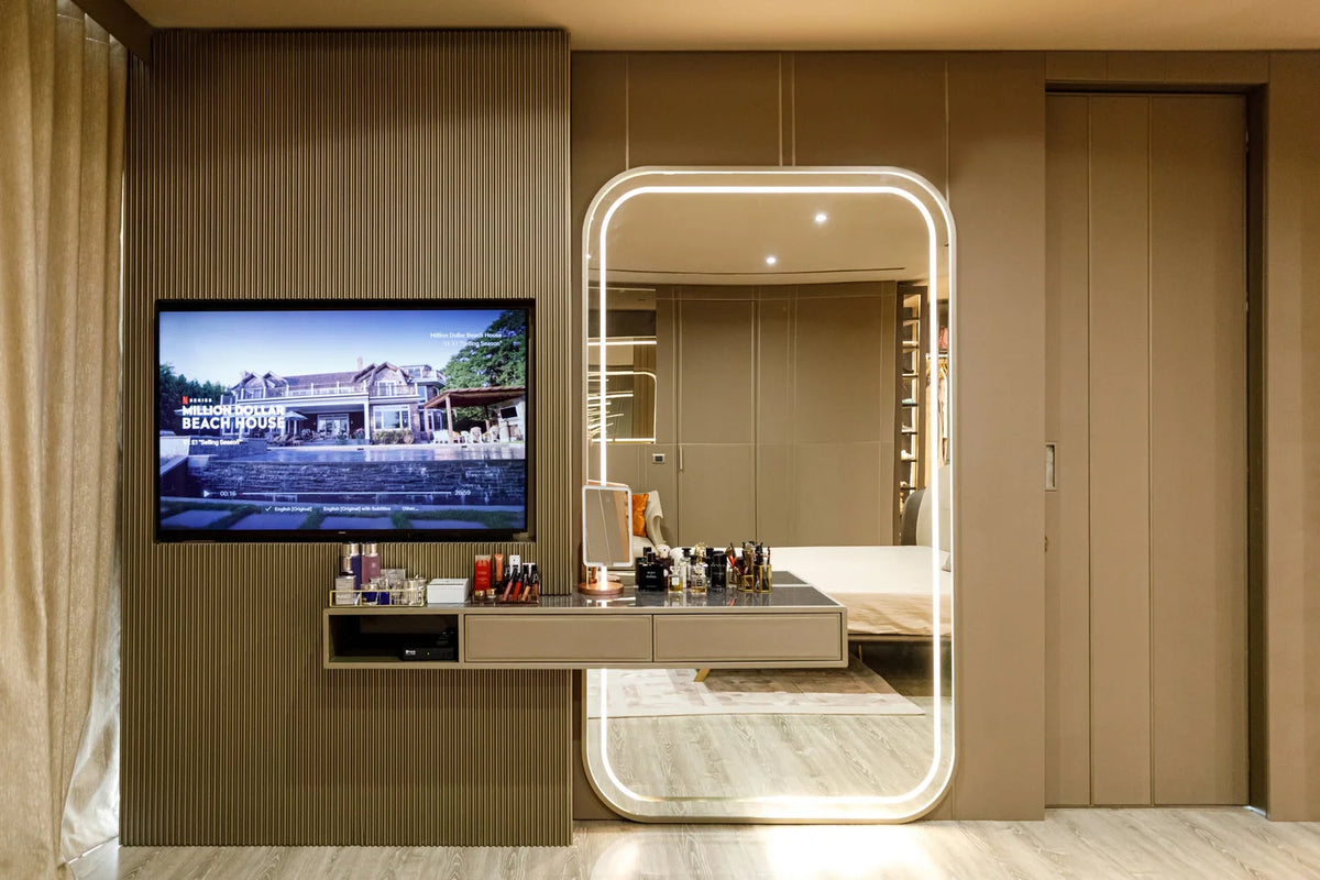 The Dynamic Wall Mirror